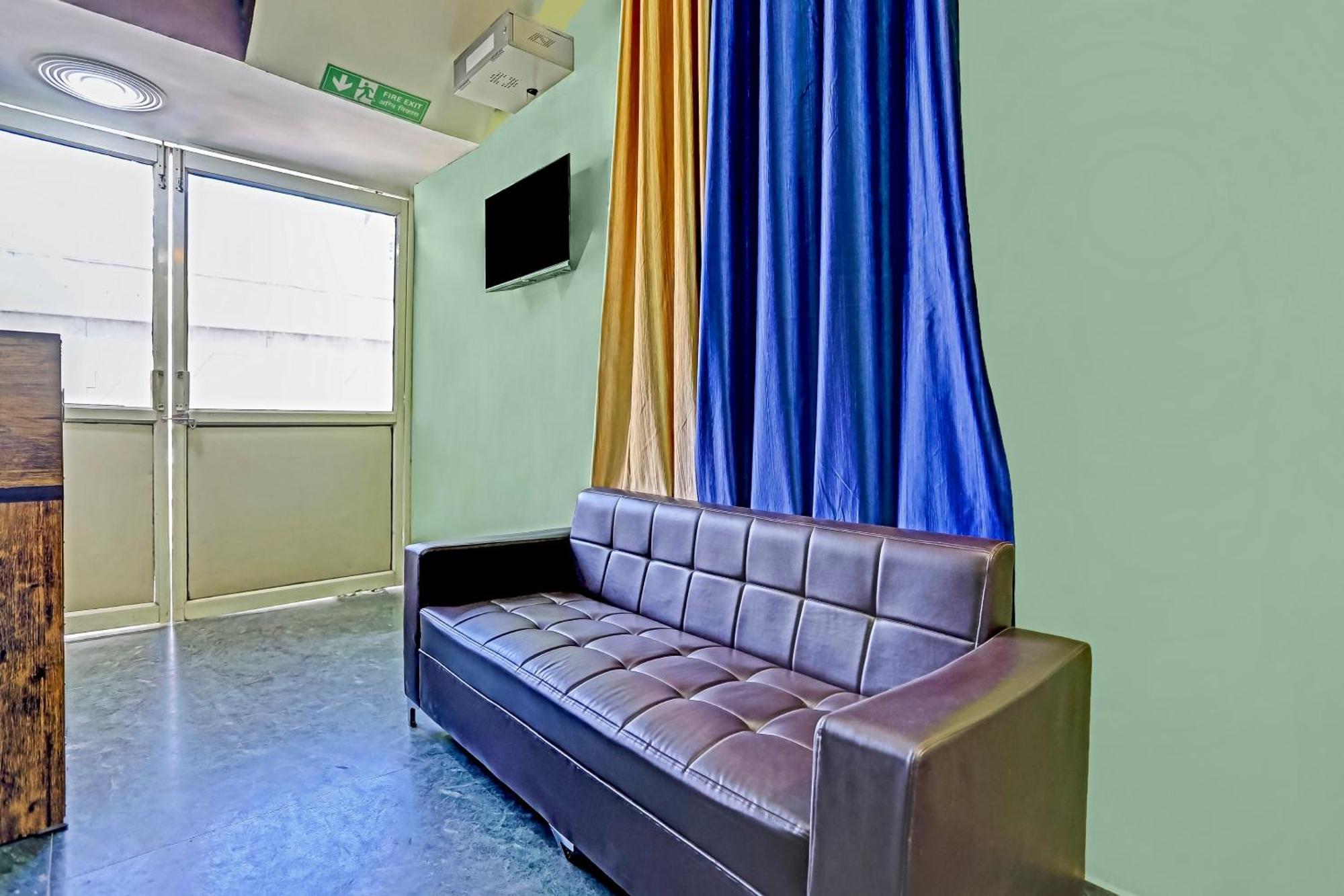 Hotel O Pari Hotel Ghaziabad Bagian luar foto
